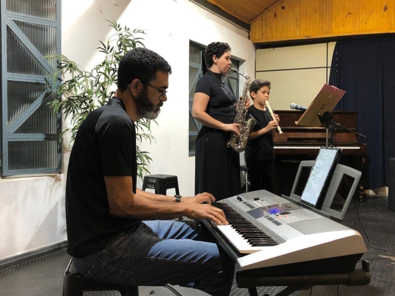 Noticia maes-e-filhos-encantam-publico-durante-a-noite-da-musica
