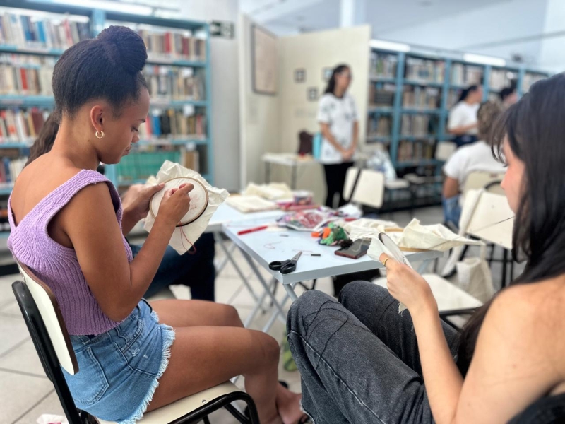 Noticia oficina-bordando-historias-promove-leitura-e-criatividade-na-ataliba