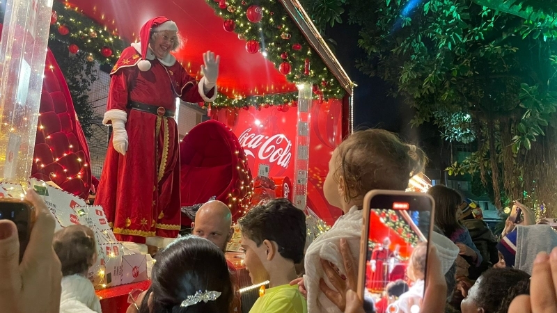 Noticia caravana-de-natal-da-coca-cola-encanta-divinopolis-com-espetaculo-luminoso