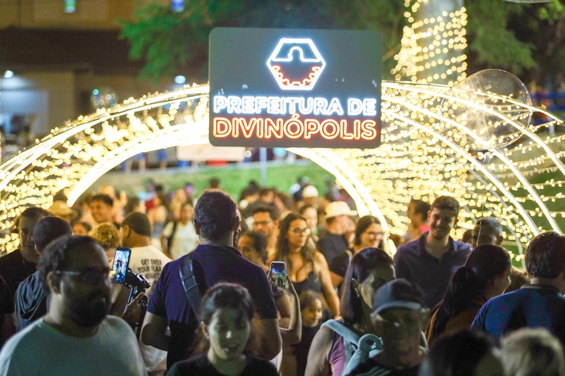 Noticia acender-das-luzes-transforma-praca-do-santuario-em-cenario-de-emocao-e-magia-no