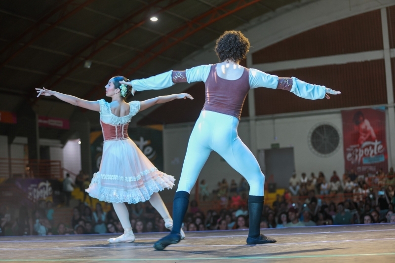 Noticia 2-festival-de-danca-de-divinopolis-reune-17-escolas-e-companhias-na-praca-do
